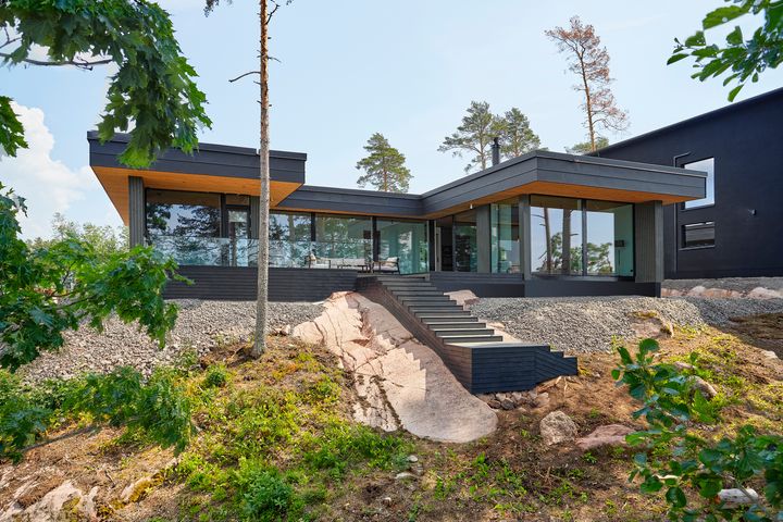 Cabin Havsstrand on täysin muoviton ekopuutalo, jonka tyylissä on otettu vaikutteita viime vuosisadan puolivälistä. Kuva: Honkatalot / Hans Koistinen