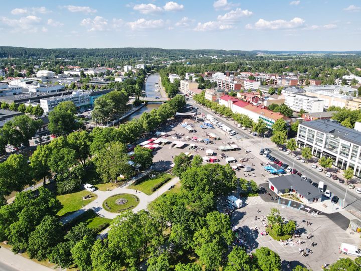 Ilmakuva Salon keskustasta: tori vihreän puiston vieressä ja Salonjoki kiemurtelee kohti Halikonlahtea.