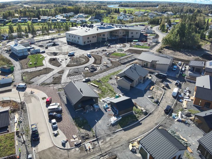 Saikkaan rakennetaan 19 omakotitaloa, 2 paritaloa, 2 rivitaloa, 1 kaupunkipientalo, 1 kerrostalo sekä Saikantalo, jossa tulee toimimaan alueen päiväkoti ja alakoulu.