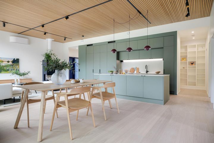 Villa Satakielessä olohuoneen ja keittiön valoisa yhdistelmä on pinta-alaltaan peräti 56 neliötä.