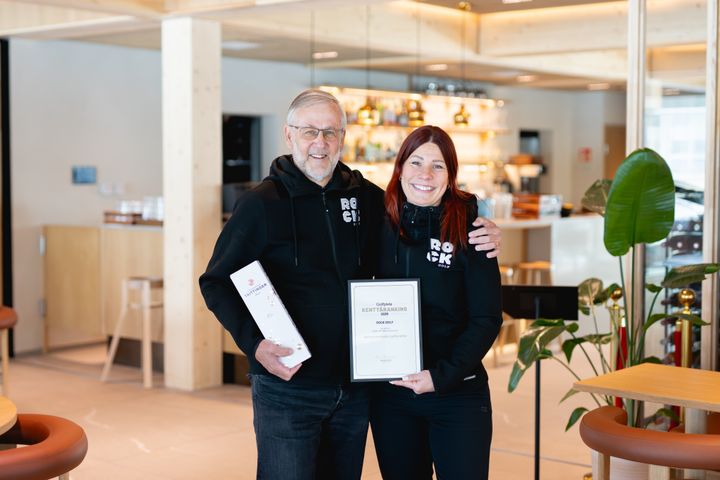 Pickala Resortin omistaja ja toimitusjohtaja Kari Karvinen sekä Rock Golf Oy:n toimitusjohtaja Andrea Nyman Suomen paras golfkenttä -palkinnon luovutustilanteessa Rock Golfin klubitalolla. Kuva: Golfpiste