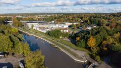 Kuvassa keskellä näkyy entinen tehdasrakennus, johon valmistuu loftasuntoja.
