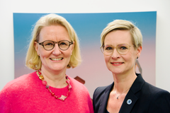 Kuvassa vasemmalta: Tekirin toimitusjohtaja Riikka Kouhi ja Rud Pedersen Finlandin Managing Partner Susanna Korpivaara