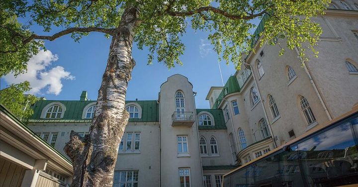 Kokouspaikkana toimii Opiston Kunkku, entinen kansanopisto. Kuva Johannes Wilenius.