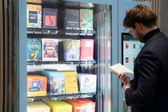 Automaateissa on kuratoitu, vaihtuva valikoima kirjoja.