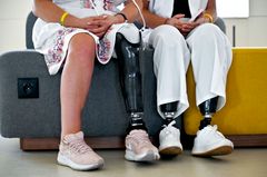 Nataliia Stepanenko ja tytar Yana palasivat kuntoutuksesta San Diegosta Yhdysvalloista. Molemmat vammautuivat keväällä 2022 Venäjän Kramatorskin juna-asemalle tekemässä ohjusiskussa, jossa menehtyi 63 ihmistä ja haavoittui 130 ihmistä