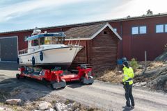 Ajolanranta tarjoaa veneiden telakoinnin ja huoltopalvelut. 1500-neliöisessä moottorikorjaamo-hallissa on yhteensä 850 neliömetriä veneiden lämmintä säilytystilaa entisten yli 2000 neliön ja vuokrahallin lisäksi. Lämpimästä tilasta noin 100 neliötä on varattu veneiden loppuvarusteluun, kuten elektroniikka-asennuksiin. Valikoimassa on kattavasti mm. Volvo Penta -huoltotarvikkeita sekä Raymarine- ja B&G-elektroniikkaa.