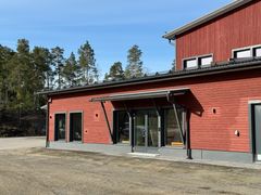 Ajolanrannan liiketilaan rakennettiin myös asiakastilat, näyttelytilaa Beneteau-purjeveneille, toimistotiloja ja myymälä. Myös varastotuotteiden valikoimaa on kasvatettua. Hyllystä löytyy mm. Volvo Penta -huoltotarvikkeita ja Raymarine- ja B&G-elektroniikkaa sekä noutopiste tilaustarvikkeille.