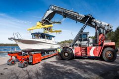 Osana Ajolanrannan satamainvestointia telakalle hankittiin myös Boat Liftin kauko-ohjattava veneiden siirtovaunu, jolla voidaan siirtää ketterästi jopa 30-tonnisia veneitä.