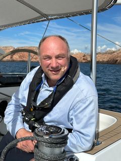 ”Hallberg-Rassy odottaa pitkää ja molemminpuolisesti menestyksekästä yhteistyötä Ajola Yachtsin kanssa”, Hallberg-Rassy Varvs AB:n toimitusjohtaja Magnum Rassy sanoo.