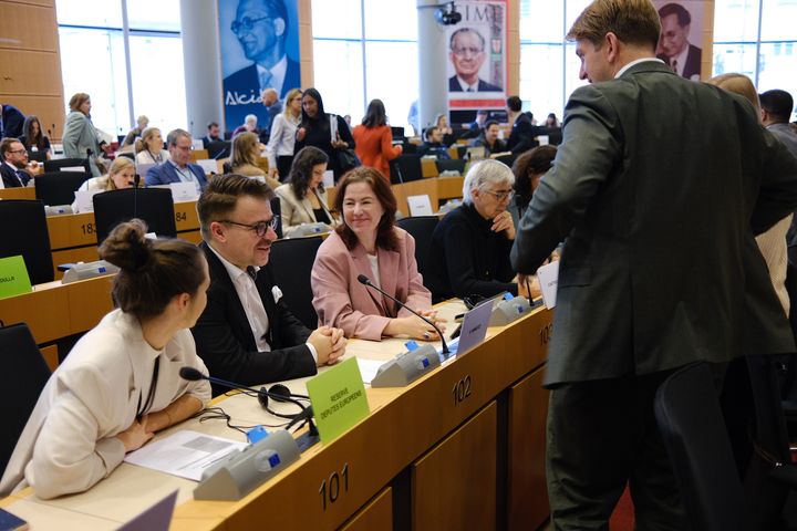 MEP Niinistö kollegoineen valiokuntien äänestyksessä Brysselissä 16.10.2025