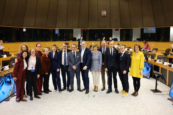 Parlamentin, neuvoston ja komission edustajat sovun syntymisen jälkeen tiistaiyönä EU-parlamentissa Brysselissä