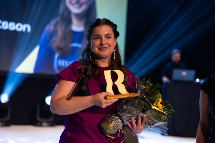 Klara Mattsson pitelee Vuoden rekrytoijan palkintoa Rekrygaalan lavalla.