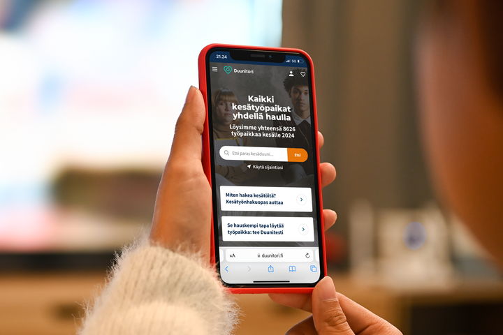 Duunitorin kesätyökyselyn mukaan hakijat etsivät kesätöitä eniten työnhakupalveluista.