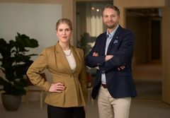 Ruotsalaisen Keeparon toimitusjohtaja Lisa Hasselström sekä Duunitorin toinen perustaja ja toimitusjohtaja Thomas Grönholm uskovat yrityskaupan tuovan paljon uusia mahdollisuuksia. Kuva: Duunitori / Niko Raappana
