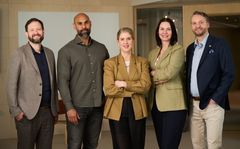 Duunitorin operatiivinen johtaja ja perustaja Martti Kuusanmäki, Keeparon perustaja Amar Singh, Keeparon toimitusjohtaja Lisa Hasselström, Jobblandin johtaja Anita Rae sekä Duunitorin toimitusjohtaja ja perustaja Thomas Grönholm. Kuva: Duunitori / Niko Raappana