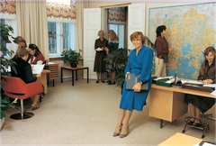 Rekrytoinnin elämäntyöpalkinto myönnettiin postuumisti suomalaisen rekrytointialan rohkealle pioneerille Eila Kaislalle (kuvassa keskellä). Kuva: Eilakaisla