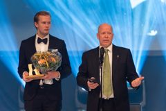 Työelämän tasa-arvoa ajanut Eila Kaisla palkittiin postuumisti Rekrytoinnin elämäntyöpalkinnolla. Palkinnon vastaanottivat Eila Kaislan poika Tom Kaisla, joka on Eilakaislan hallituksen puheenjohtaja, ja hänen poikansa Edric Kaisla. Kuva: Duunitori / Niko Raappana