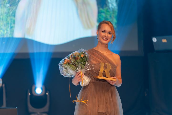 Nordean rekrytoija Sanna Frisk nappasi Vuoden rekrytoijan tunnustuksen Rekrygaalassa 2025. Kuva: Duunitori / Niko Raappana