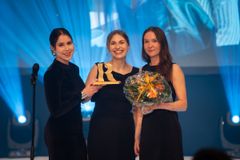 Traficom vastaanotti Rekrygaalassa ensimmäistä kertaa jaetun Vuoden kesäduuniteko -palkinnon. Kuva: Duunitori / Niko Raappana