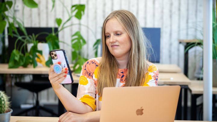 Duunitorin viestintäjohtaja Aino Salonen kannustaa työnantajia kertomaan avoimesta työtehtävästä mahdollisimman konkreettisesti – myös palkan tai palkkahaitarin euroina.