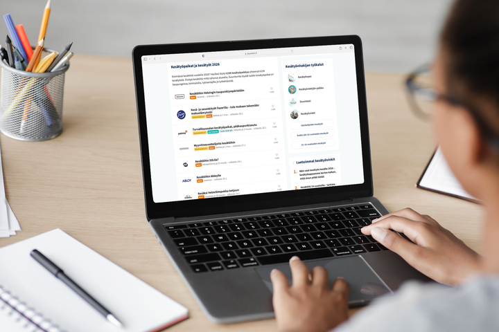 Kesätyöntekijöiden rekrytointi käynnistyy jo syksyllä, vaikka valtaosa hakijoista alkaa etsiä kesätyötä vasta tammi–helmikuussa. Eniten paikkoja on auki tammi–maaliskuussa, mutta ilmoituksia ilmestyy läpi kevään ja vielä alkukesästäkin.