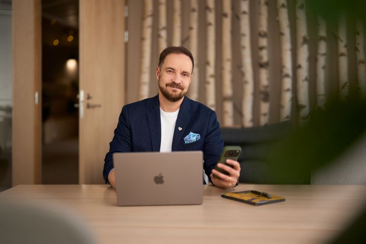 Tekoälyn hyödyntäminen rekrytoinnissa edellyttää avoimuutta: ”Selkeä tekoälyetiikka on välttämätön, jotta työnantajat voivat välttää mainehaittaa ja rakentaa luottamusta”, sanoo Duunitorin johtava asiantuntija Lauri Vaisto.