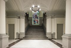 Suomen Pankin pääaula ja toiseen kerrokseen johtava portaikko nykyisessä asussaan. Kuvassa näkyy osa Juho Rissasen lasimaalauksesta.