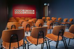 Mäntän työväentalon tuolit, installaationäkymä, Genesis-näyttely, Serlachius-museo Gustaf, Mänttä, 4.2.–19.11.2023