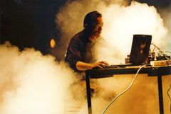 Noise-artisti Merzbow Avanto-klubilla vuonna 2000