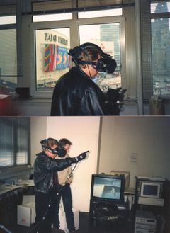 Erkki Huhtamo käyttämässä VR-laseja 1990-luvun vaihteessa ART+COM-toimistolla