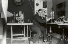 Keksijä M. C. Tigerstedt kuuntelee laboratoriossaan 1915.