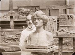 Emil Cedercreutz ja ”Léonie”-veistos Brysselin-ateljeessa 1903