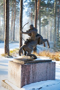 Emil Cedercreutz: ”Apollo jännittää jousta” vuodelta 1924 valettuna pronssiin