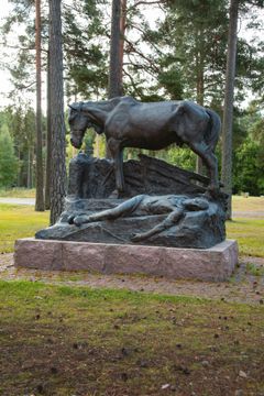 Emil Cedercreutzin ensimmäinen merkittävä veistos Työn jälkeen (1904). Se valettiin pronssiin vuonna 2003.