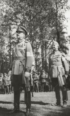 Sotamarsalkka C. G. E. Mannerheim ja reservin eversti¬luutnantti Gösta Serlachius osallistuivat Vilppulan taistelujen muistomerkin paljastustilaisuuteen vuonna 1938.