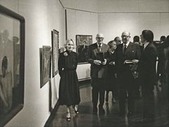 Intendentti Maritta Pitkänen esittelee ”Serlachiuksen kokoelmat” -näyttelyä tasavallan presidentti Urho Kekkoselle Ateneumissa vuonna 1980.