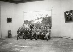 Säätiön isännistö tulevan museon valaistusolojen tutkimista varten rakennetussa koehallissa kesäkuussa 1937. Istumassa vasemmalta professori P. O. von Törne, kuvanveistäjä Emil Wik¬ström, vuorineuvoksetar Ruth Serlachius, vuorineuvos Gösta Serlachius, fil.tri Bertel Hintze, fil.tri Magnus Björken¬heim, taiteilija Marcus Collin. Seisomassa vasemmalta rakennusmestari Mäkelä, arkkitehti Jarl Eklund, taiteilija Lennart Segerstråle, tohtori Edvard Richter ja yli-insinööri Warner Silfversparre.