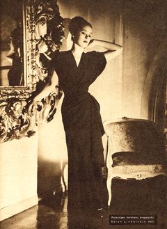 Aikansa huippumalli Nora Mäkinen Salon Lindbladin mustassa poimutuksin valmistetussa kreppikankaisessa iltapuvussa. Muotikuva 1/1947