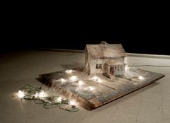 Jarmo Mäkilä:”Seittien linna”, 2010, installaatio, sekatekniikka, Porin taidemuseon näyttely 2012, taiteilijan omistuksessa