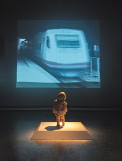 Catarina Ryöppy: ”koskaan – jos sittenkin”, 2003, installaatio, kesto 7’30”. Taiteilijan omistuksessa