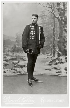 Valtaosa tunnetuista Gustaf Estlanderia esittävistä valokuvista liittyy urheiluun. Vuonna 1898 hän saavutti pikaluistelun Euroopan mestaruuden eli ensimmäisen suomalaisen arvokisavoiton urheilussa. Urheilullinen ulkomuoto poikkeaa useimmista nuorien arkkitehtien muotokuvista.