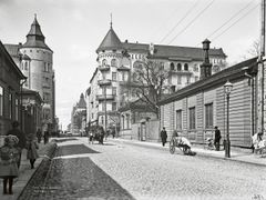 Gustaf Estlanderin Bulevardi 11 muodosti vastaparin Grahn-Hedman-Wasastjernan toimiston Sanmarkin talon (1902) kanssa. Estlanderin tornin ullakkoikkunat muistuttavat Olavinlinnan tornihuippuja, mutta suurin osa rakennuksen detaljeista on linnoitusarkkitehtuurille vieraita.