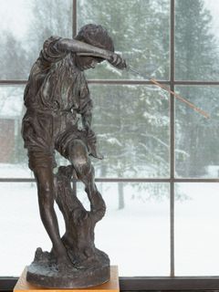 Emil Wikström: ”Kalapoika (Poika ja ahven)”, 1888 valettu pronssiin 1917 Visavuoren valimossa, k. 130 cm