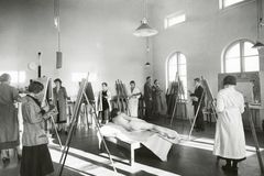 Vapaan Taidekoulun oppitunti 1930-luvulla, vasemmassa reunassa Maire Gullichsen