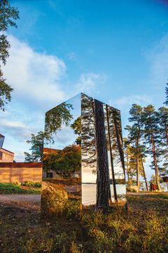 Jeppe Heinin teos ”Fragmented Circle” (2018) kuuluu Hanasaaren taidekokoelmaan.