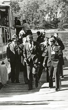 Ruotsin pääministeri Thorbjörn Fälldin saapui laivalla Kauppatorilta Hanasaareen 7.6.1977. Hanasaaren johtaja Pär Stenbäck otti hänet vastaan.