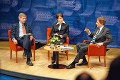 Carl Bildt, Teija Tiilikainen ja Esko Aho Hanaforumissa 15. maaliskuuta 2004