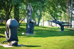 Kauko Räsäsen kolme suurta naishahmoa (1990-luvulta) Hanasaaren taidepuistossa