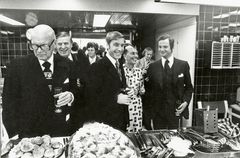 Presidentti Urho Kekkonen, Johannes Virolainen, Pär Stenbäck ja kuningas Kaarle XVI Kustaa tarkastavat Hanasaaren keittiötä.